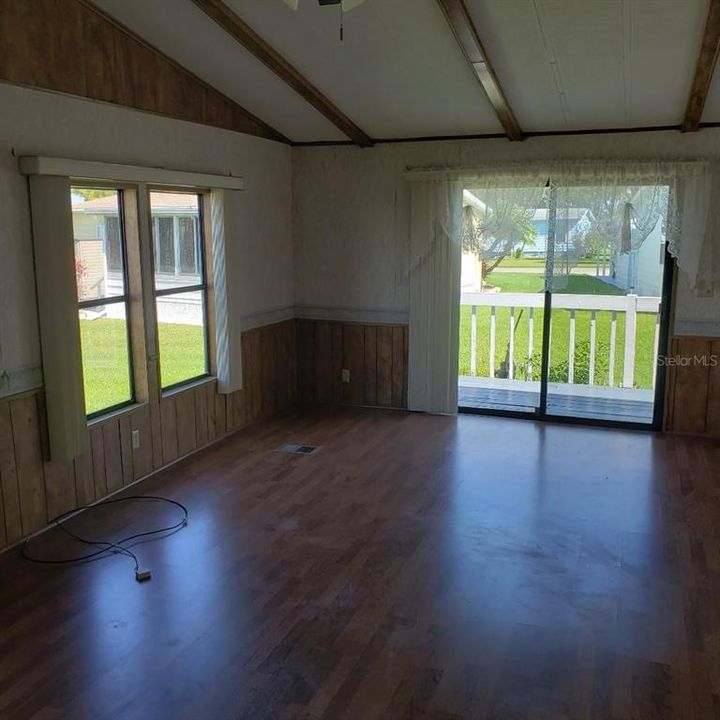 For Sale: $114,900 (2 beds, 2 baths, 1425 Square Feet)