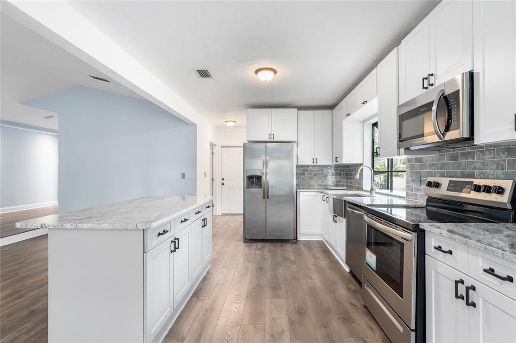 На продажу: $359,900 (3 спален, 2 ванн, 2042 Квадратных фут)