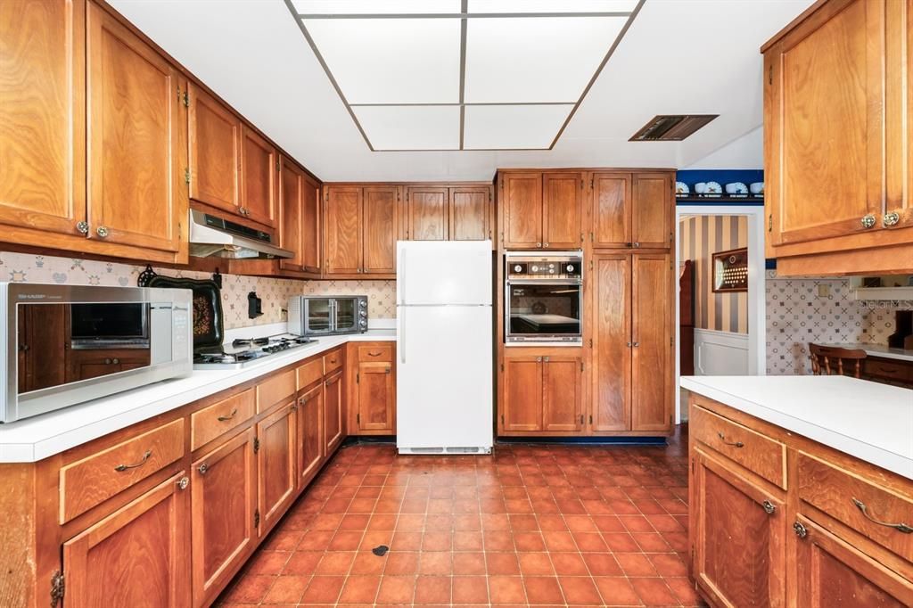 For Sale: $845,000 (4 beds, 2 baths, 2487 Square Feet)