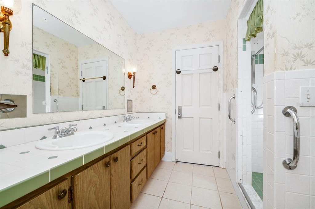 For Sale: $845,000 (4 beds, 2 baths, 2487 Square Feet)