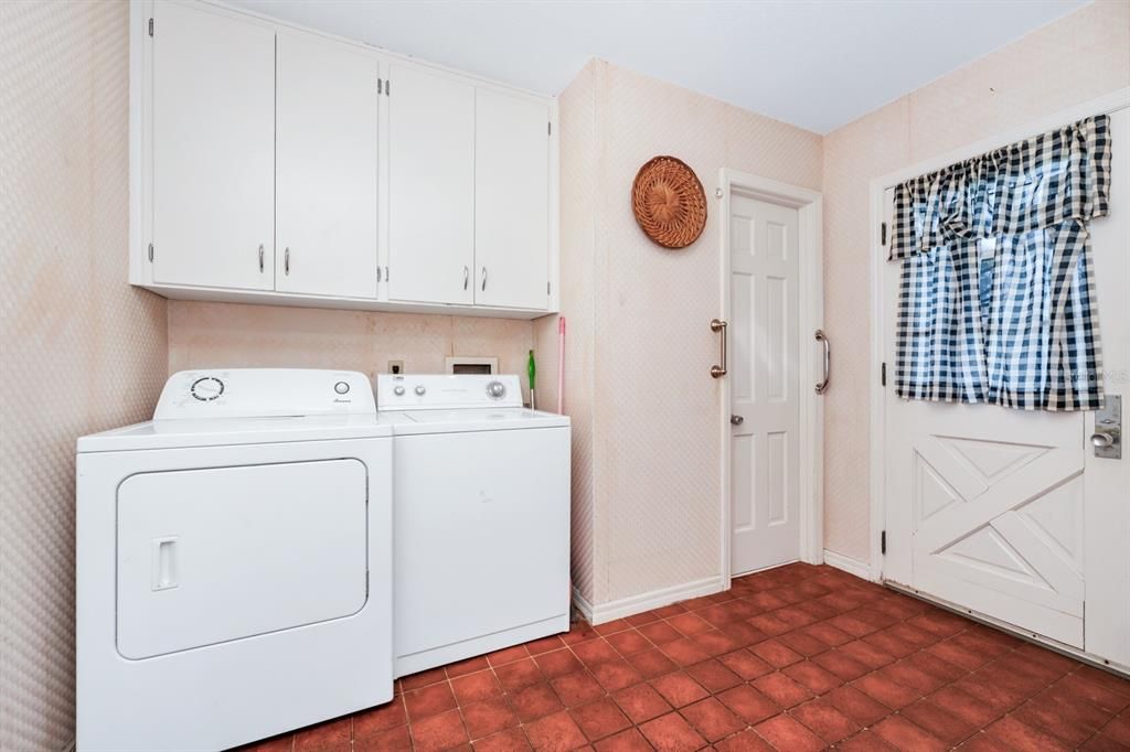 For Sale: $845,000 (4 beds, 2 baths, 2487 Square Feet)