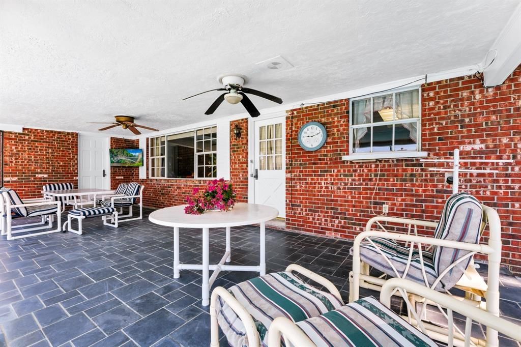 For Sale: $845,000 (4 beds, 2 baths, 2487 Square Feet)