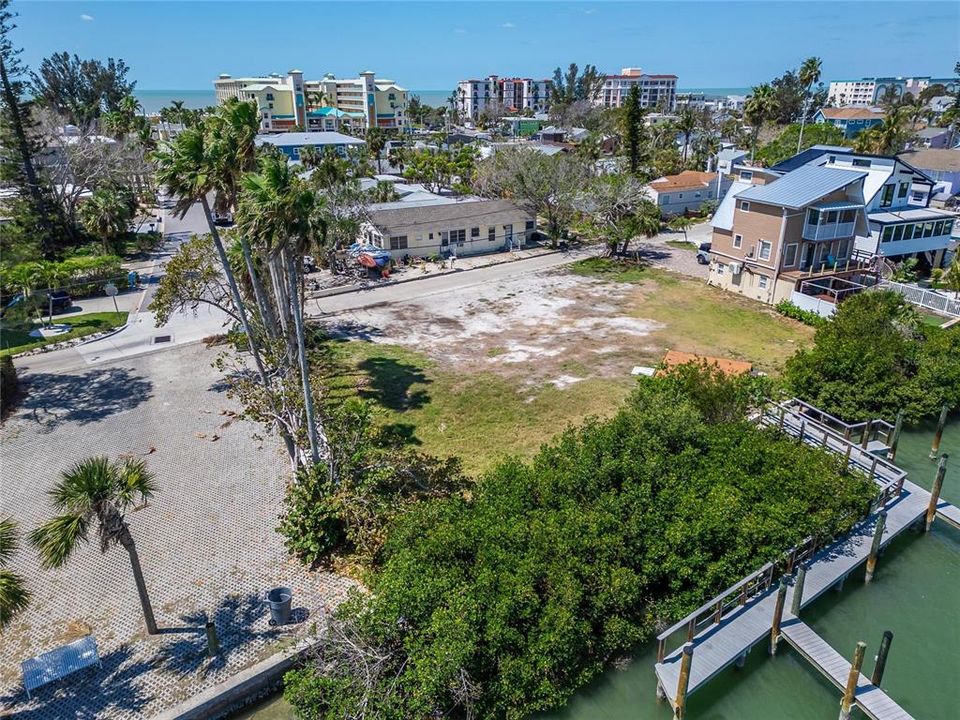 合同活跃: $1,899,000 (0.35 acres)