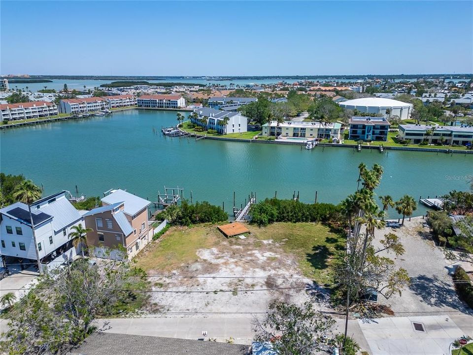 合同活跃: $1,899,000 (0.35 acres)