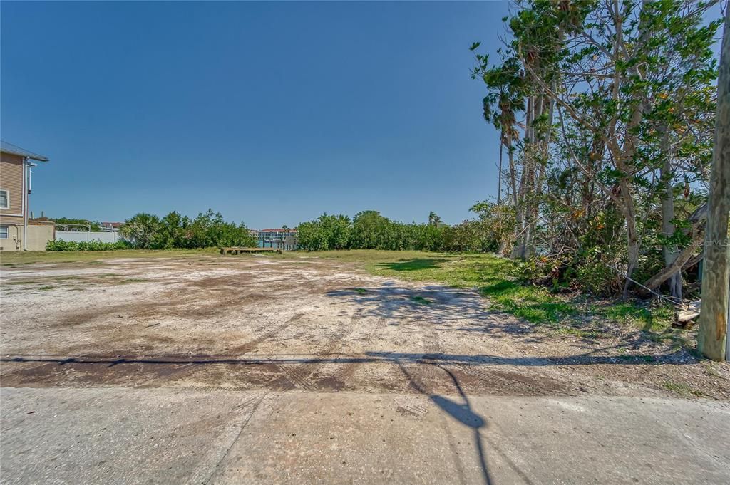 合同活跃: $1,899,000 (0.35 acres)