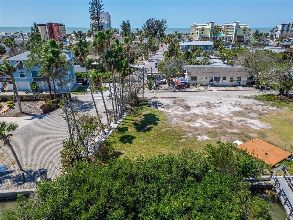 合同活跃: $1,899,000 (0.35 acres)