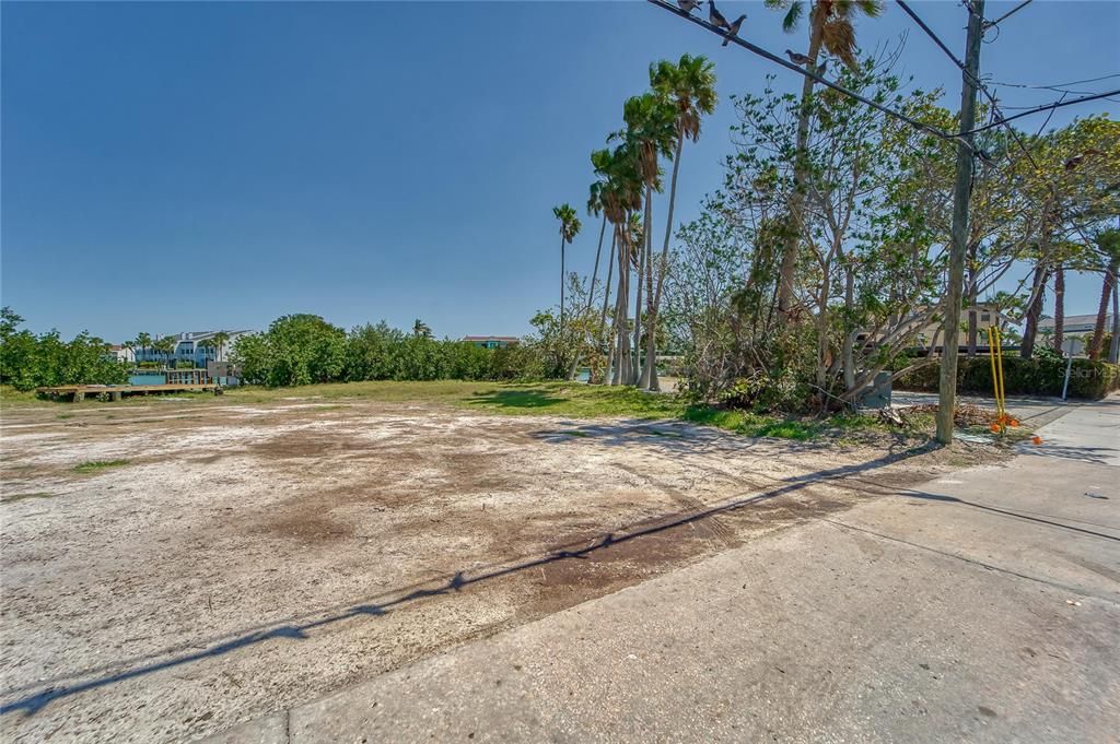 合同活跃: $1,899,000 (0.35 acres)