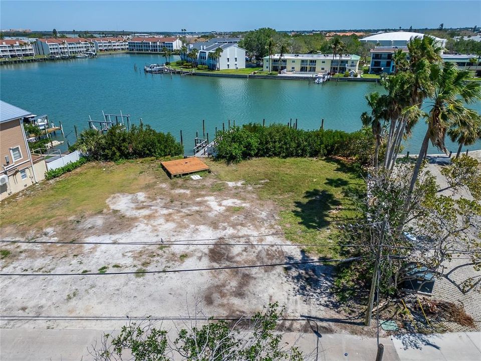 合同活跃: $1,899,000 (0.35 acres)