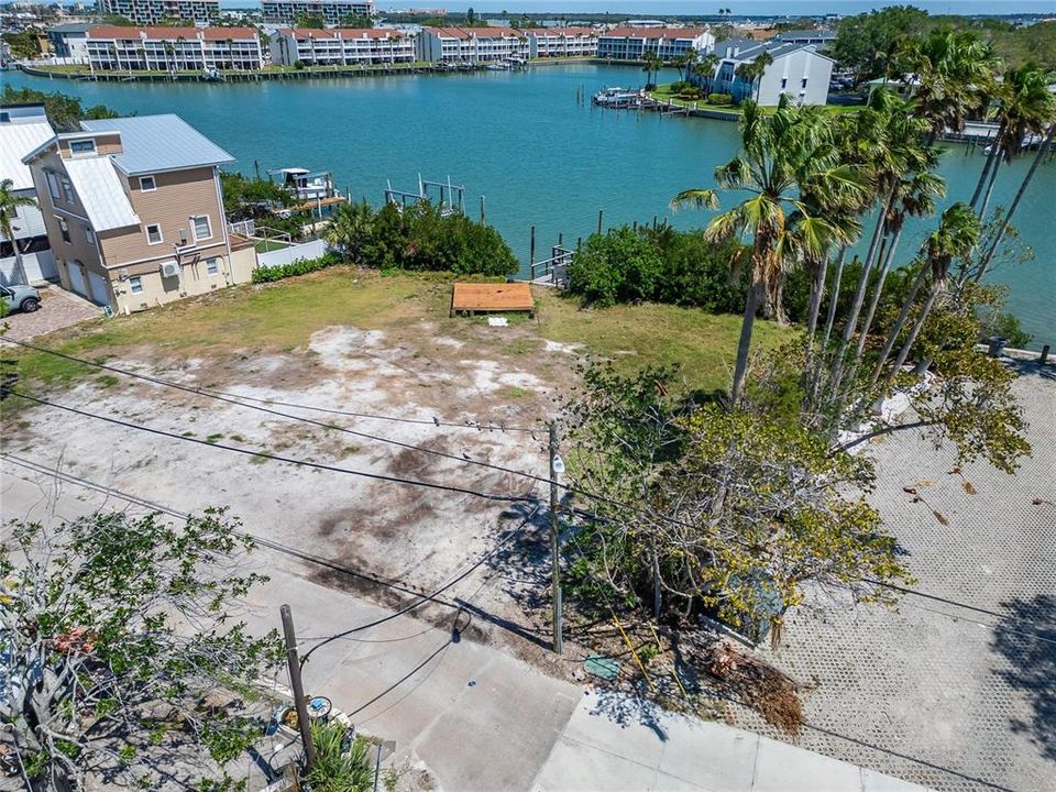 合同活跃: $1,899,000 (0.35 acres)