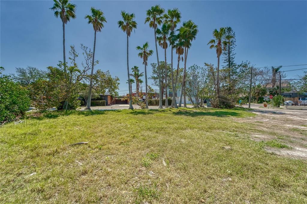 合同活跃: $1,899,000 (0.35 acres)