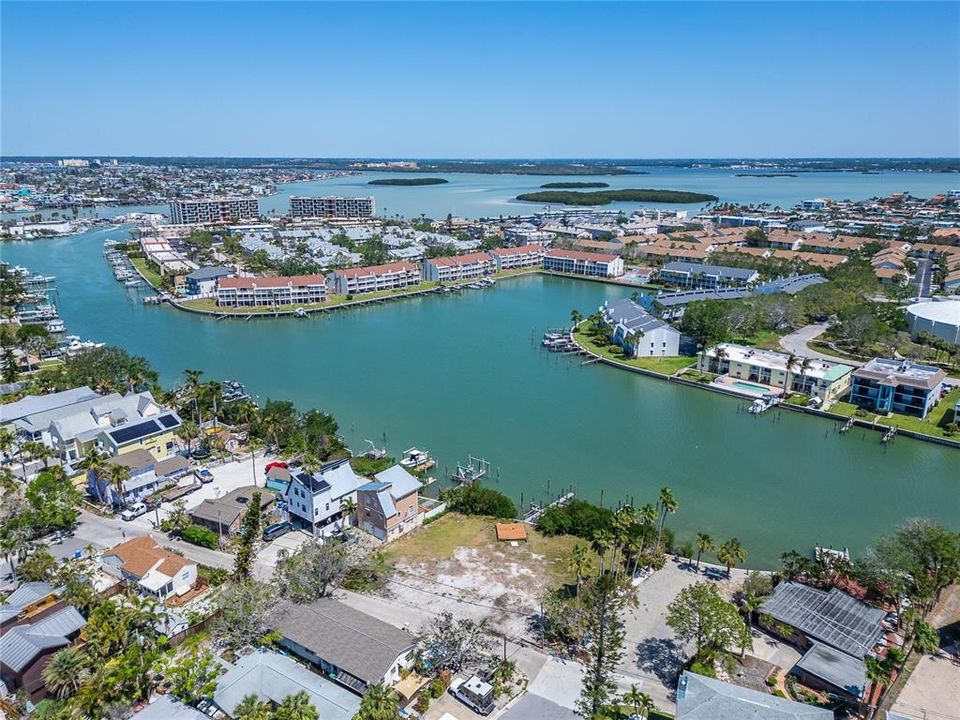 合同活跃: $1,899,000 (0.35 acres)