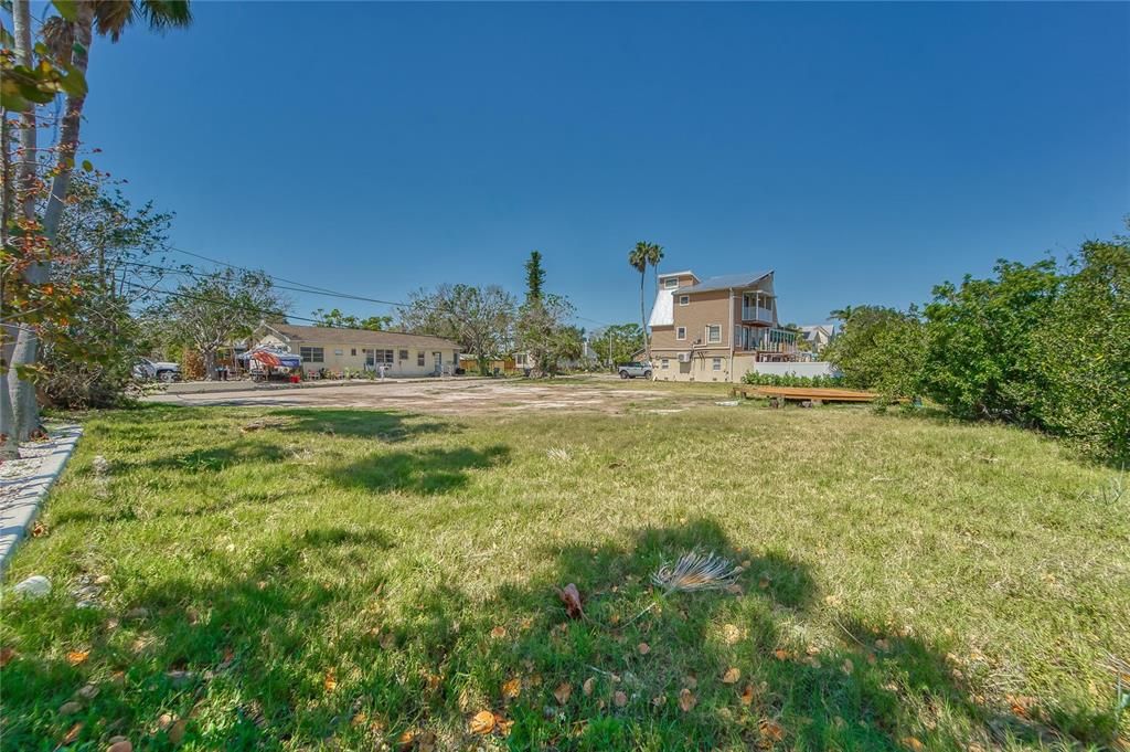 合同活跃: $1,899,000 (0.35 acres)