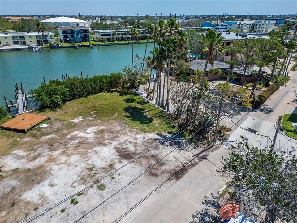 合同活跃: $1,899,000 (0.35 acres)