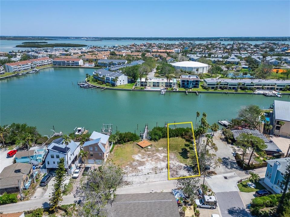 合同活跃: $1,899,000 (0.35 acres)