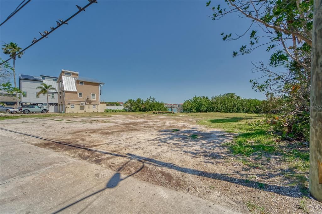 合同活跃: $1,899,000 (0.35 acres)