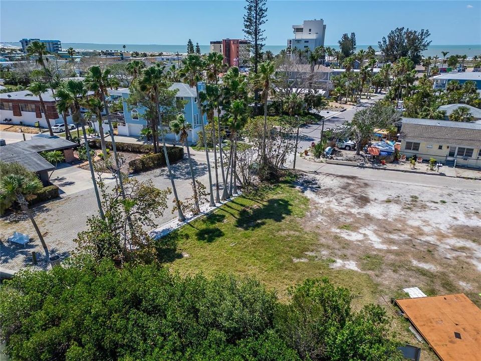 合同活跃: $1,899,000 (0.35 acres)