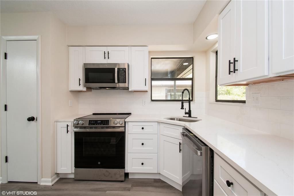 Active With Contract: $215,000 (2 beds, 2 baths, 1056 Square Feet)