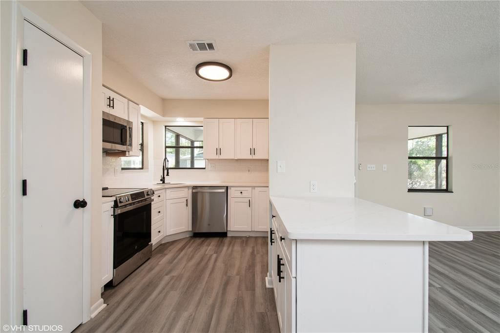 Active With Contract: $215,000 (2 beds, 2 baths, 1056 Square Feet)