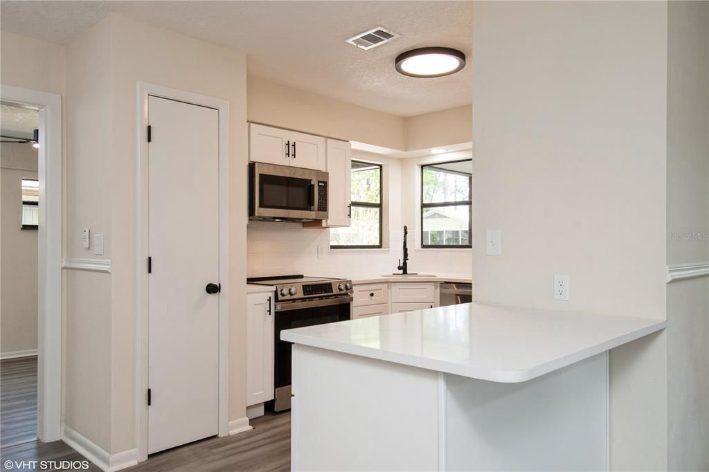 Active With Contract: $215,000 (2 beds, 2 baths, 1056 Square Feet)