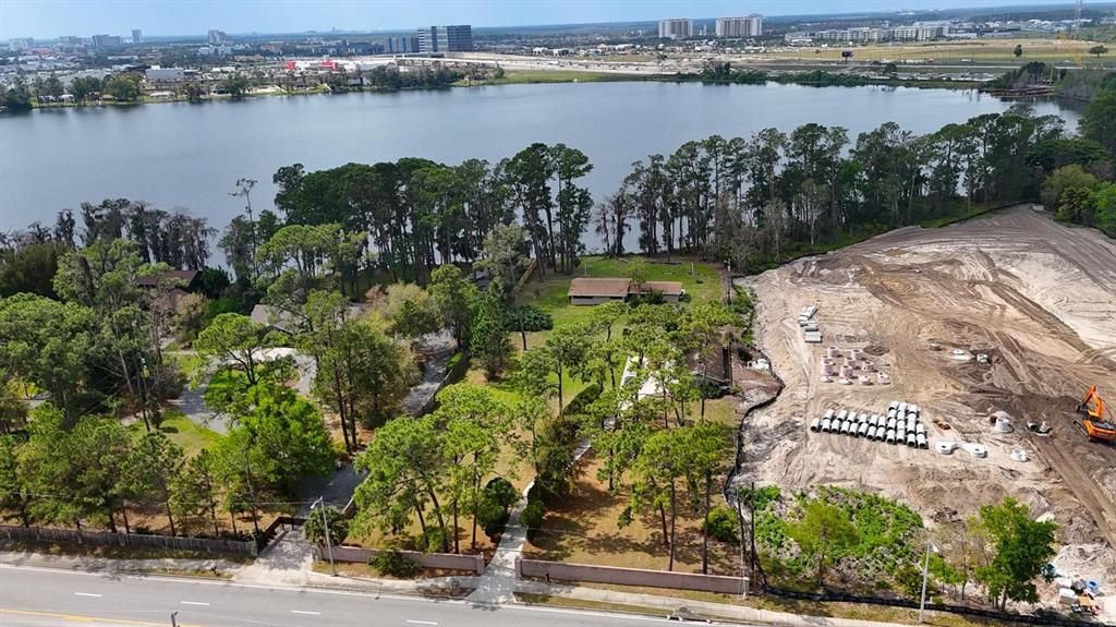 На продажу: $1,899,000 (4.44 acres)