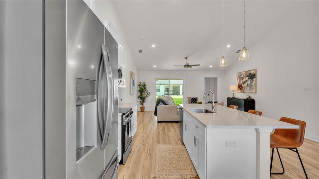 合同活跃: $405,000 (4 贝兹, 3 浴室, 1895 平方英尺)