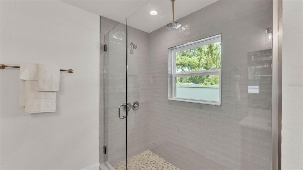 合同活跃: $405,000 (4 贝兹, 3 浴室, 1895 平方英尺)