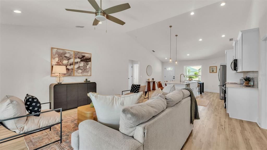 合同活跃: $405,000 (4 贝兹, 3 浴室, 1895 平方英尺)