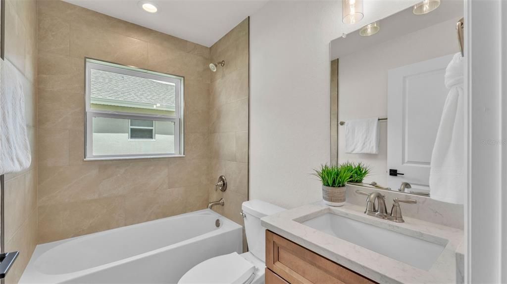 合同活跃: $405,000 (4 贝兹, 3 浴室, 1895 平方英尺)