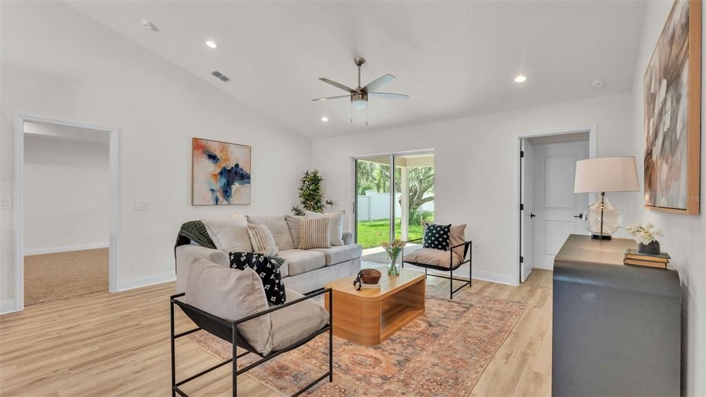 合同活跃: $405,000 (4 贝兹, 3 浴室, 1895 平方英尺)