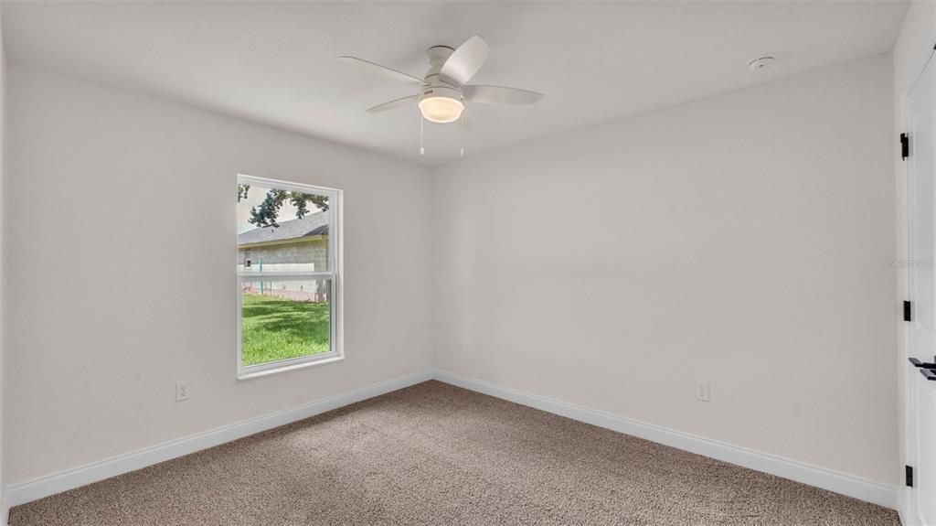 合同活跃: $405,000 (4 贝兹, 3 浴室, 1895 平方英尺)