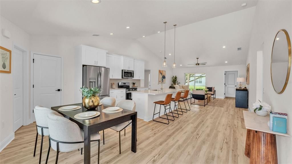 合同活跃: $405,000 (4 贝兹, 3 浴室, 1895 平方英尺)