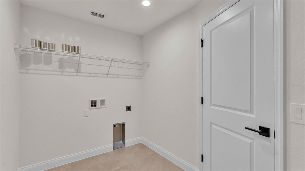 合同活跃: $405,000 (4 贝兹, 3 浴室, 1895 平方英尺)