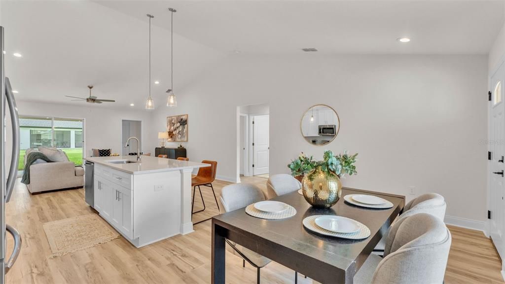 合同活跃: $405,000 (4 贝兹, 3 浴室, 1895 平方英尺)