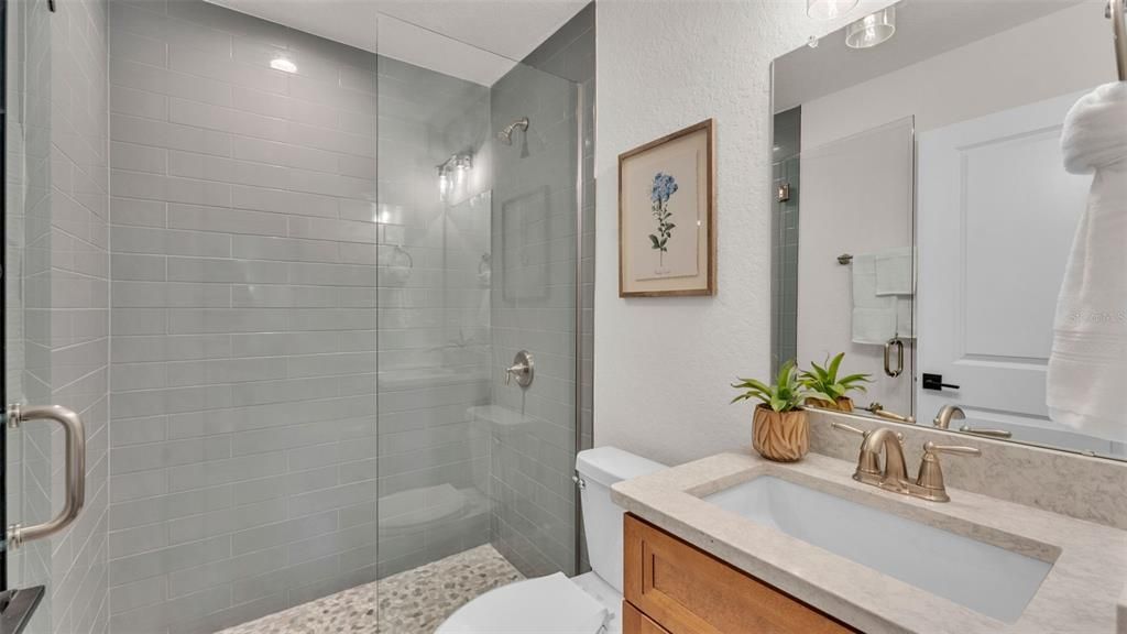 合同活跃: $405,000 (4 贝兹, 3 浴室, 1895 平方英尺)