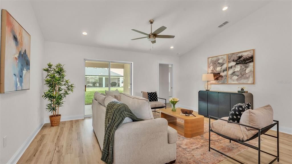 合同活跃: $405,000 (4 贝兹, 3 浴室, 1895 平方英尺)