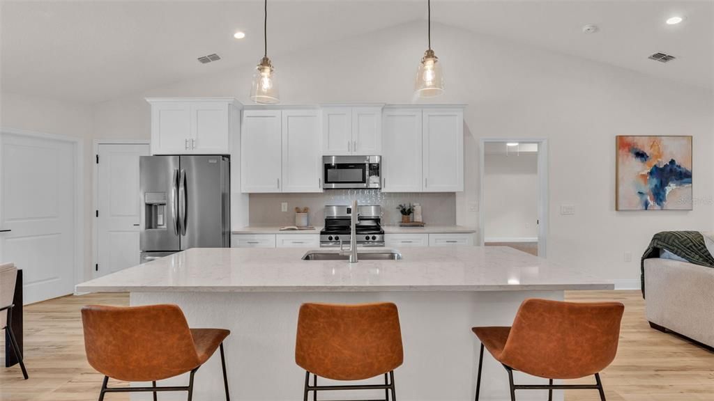 合同活跃: $405,000 (4 贝兹, 3 浴室, 1895 平方英尺)