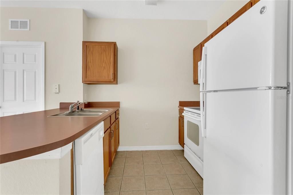 Active With Contract: $145,000 (1 beds, 1 baths, 615 Square Feet)