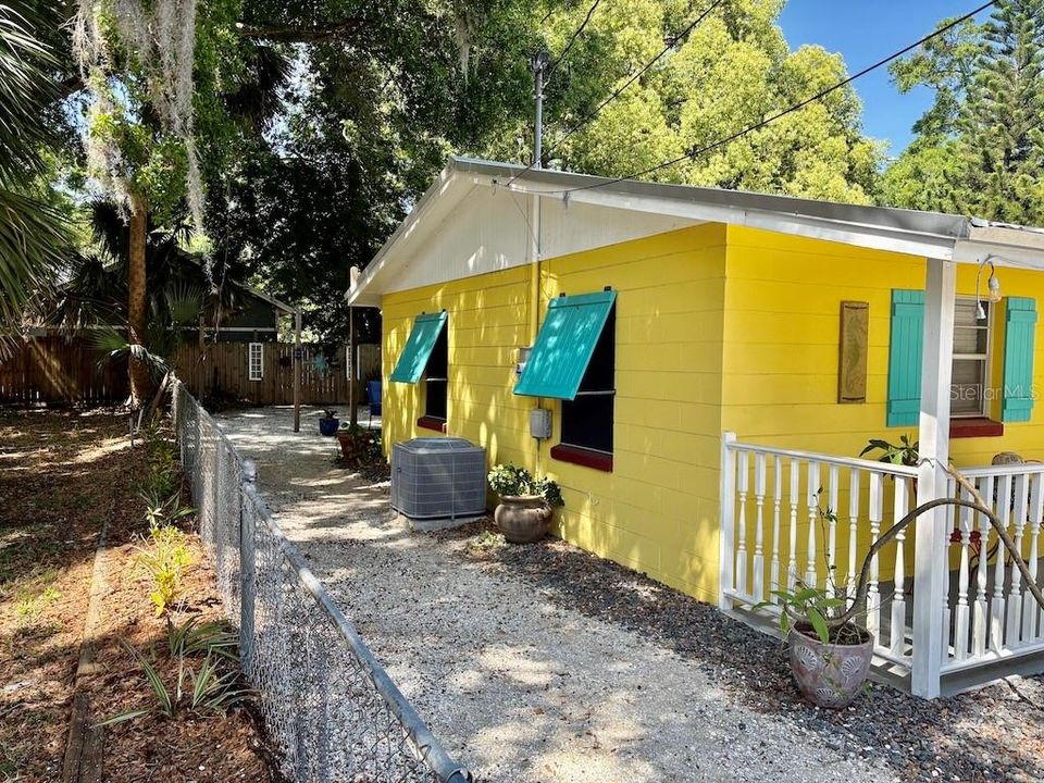 Active With Contract: $375,000 (2 beds, 1 baths, 660 Square Feet)