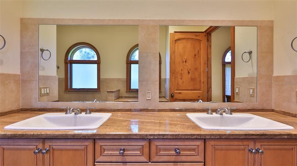 For Sale: $1,999,999 (5 beds, 5 baths, 6077 Square Feet)