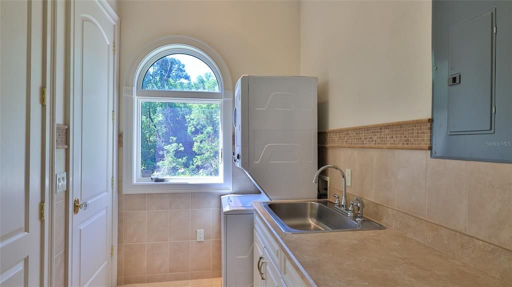 For Sale: $1,999,999 (5 beds, 5 baths, 6077 Square Feet)