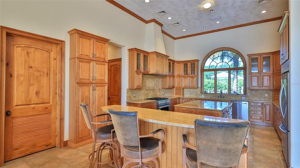 For Sale: $1,999,999 (5 beds, 5 baths, 6077 Square Feet)