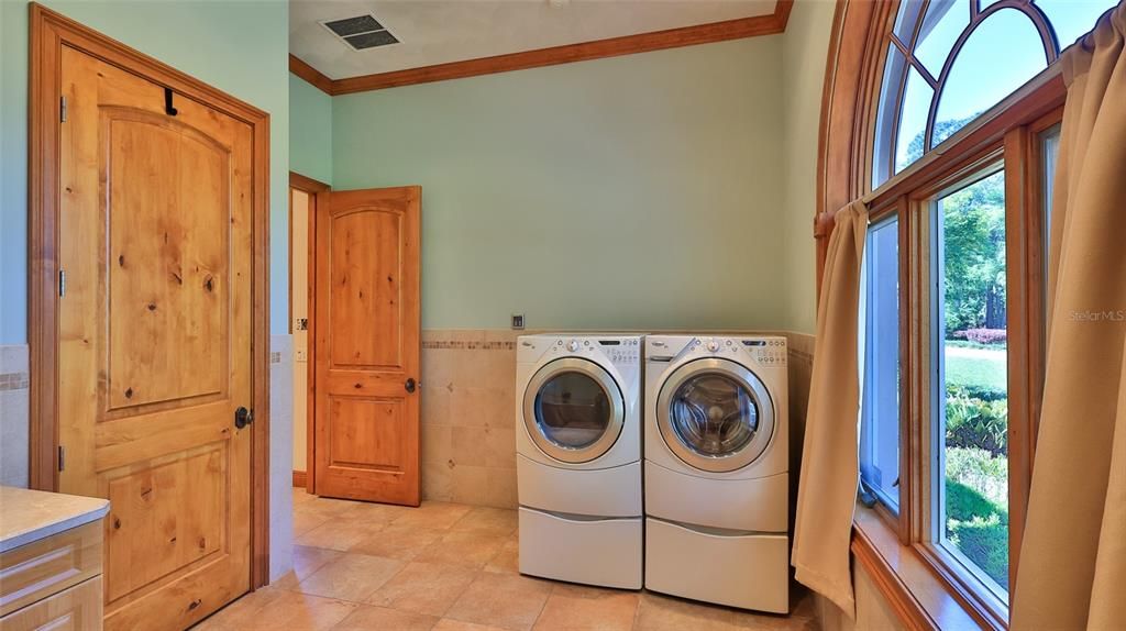 For Sale: $1,999,999 (5 beds, 5 baths, 6077 Square Feet)