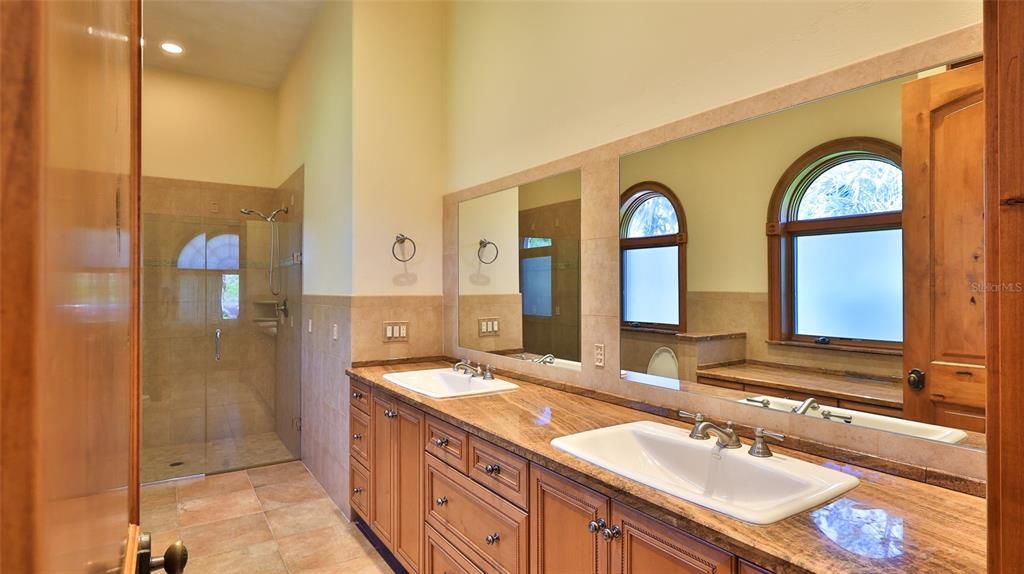 For Sale: $1,999,999 (5 beds, 5 baths, 6077 Square Feet)