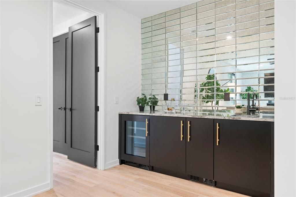 Activo con contrato: $2,690,000 (4 camas, 4 baños, 4331 Pies cuadrados)