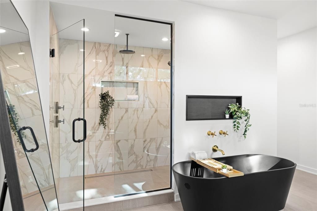 Activo con contrato: $2,690,000 (4 camas, 4 baños, 4331 Pies cuadrados)