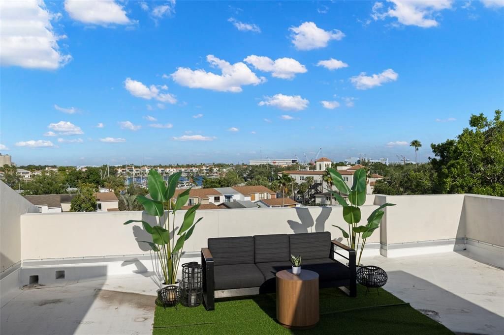 Activo con contrato: $2,690,000 (4 camas, 4 baños, 4331 Pies cuadrados)