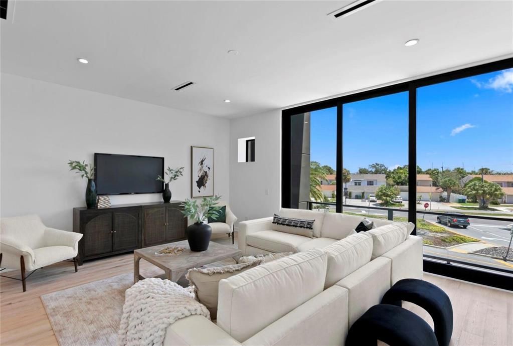 Activo con contrato: $2,690,000 (4 camas, 4 baños, 4331 Pies cuadrados)