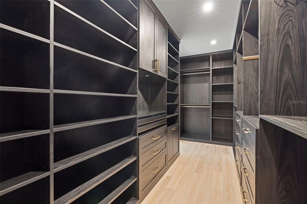 Activo con contrato: $2,690,000 (4 camas, 4 baños, 4331 Pies cuadrados)