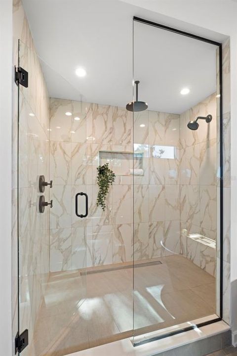 Activo con contrato: $2,690,000 (4 camas, 4 baños, 4331 Pies cuadrados)