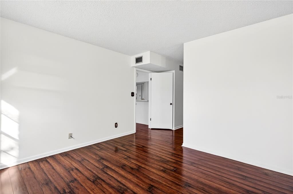 待售: $135,000 (2 贝兹, 2 浴室, 1148 平方英尺)